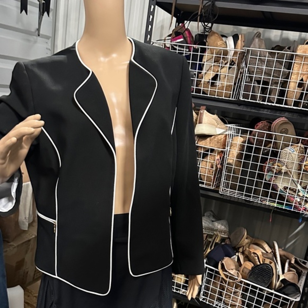 Tahari women’s Black Blazer with White Piping open front size 16 P